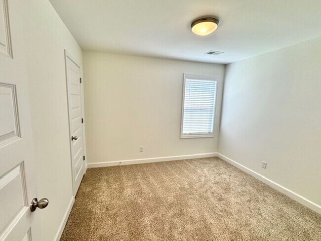 Building Photo - Move In Special! Half off August Rent. Con...