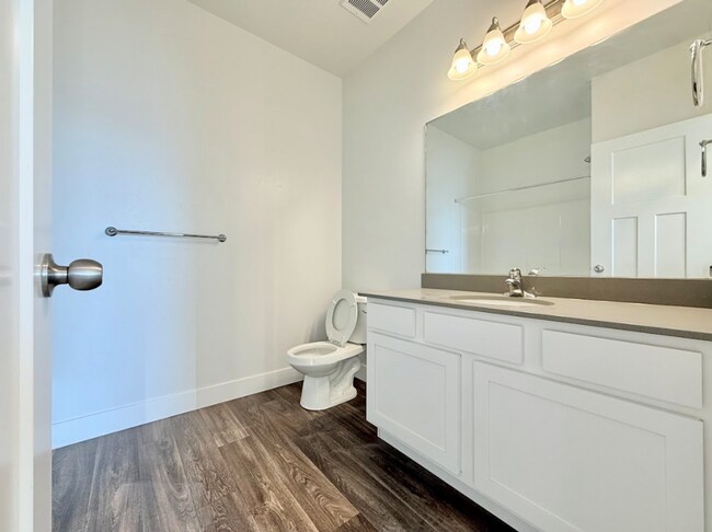 Building Photo - Gorgeous Condo in Vineyard!