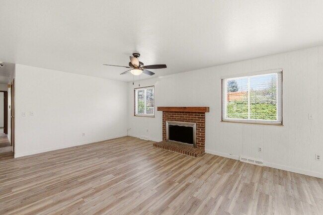 Building Photo - Huge Backyard - Remodeled 3 Bedroom 1.5 Bath Ready ASAP!