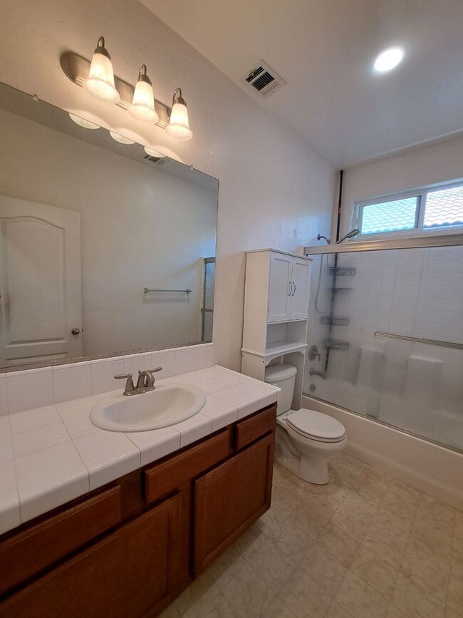 Building Photo - Beautiful 4 Bedroom Home Near Island Water...