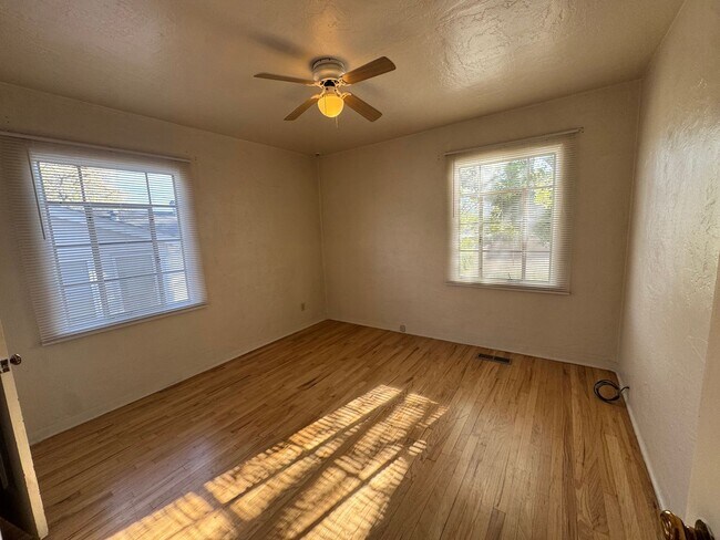 Building Photo - Stunning Nob Hill Bungalow!