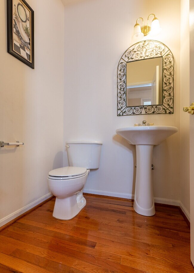 Building Photo - Spacious, Light-Filled Home in the Desirable Broadlands