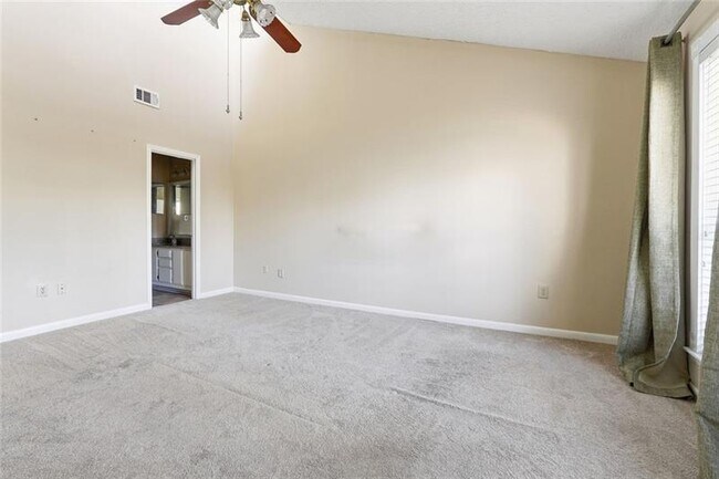 Building Photo - 813 Serramonte Dr