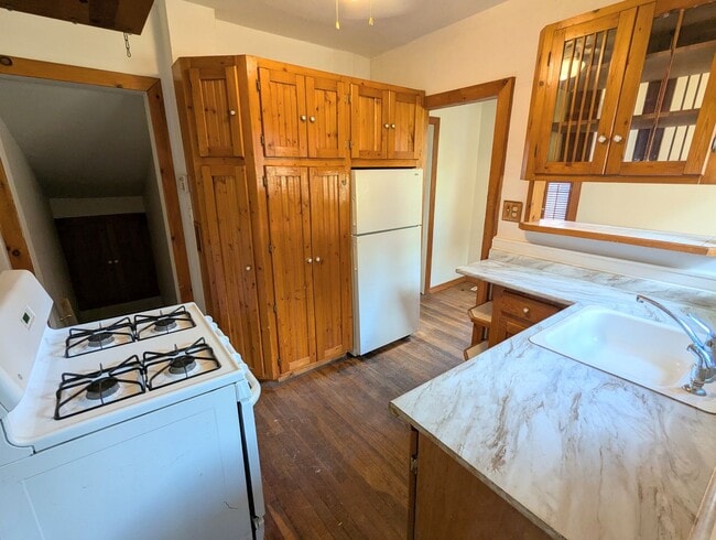 Building Photo - 2 Bedroom 1.5 Bathroom Single Family Home ...