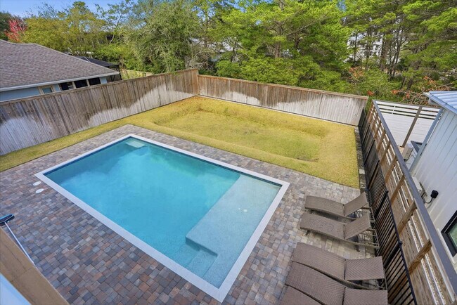 Building Photo - 120 Dune Dr