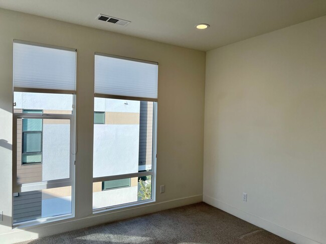Building Photo - Exclusive Executive Condo in the Heart of ...