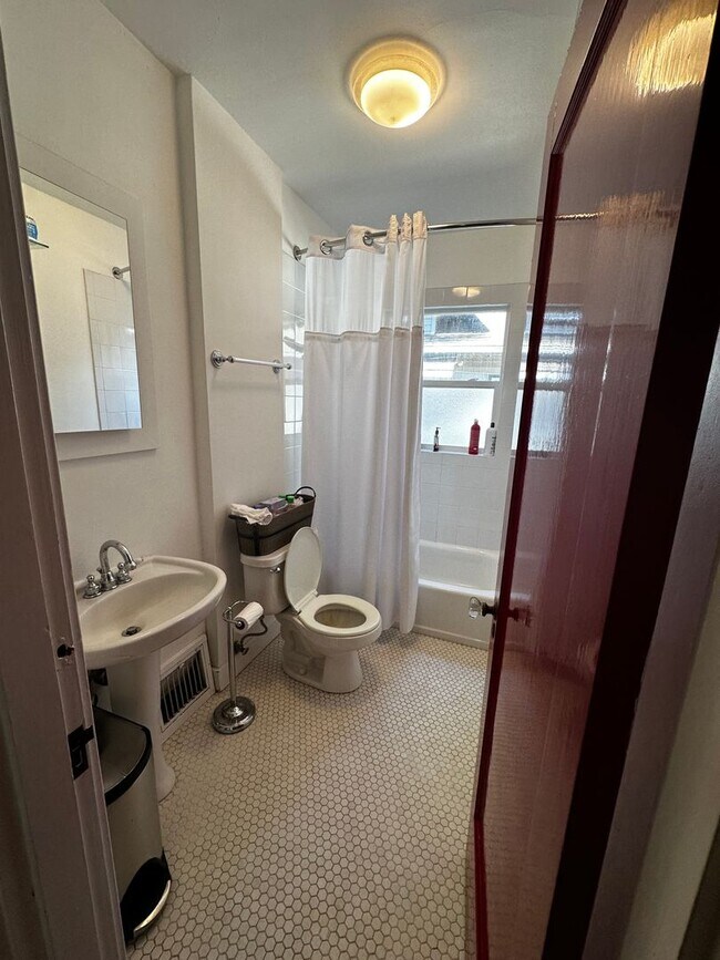 Building Photo - WestMoreland Gem! Portland Original, Huge deck, great backyard pets ok!