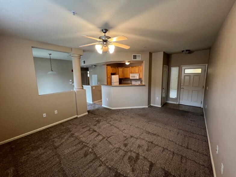Building Photo - 1900 Danbrook Dr. #823