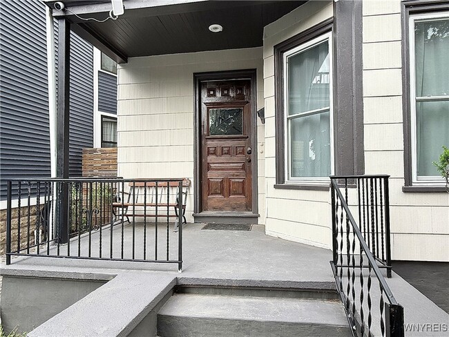 Primary Photo - 460 Rhode Island St