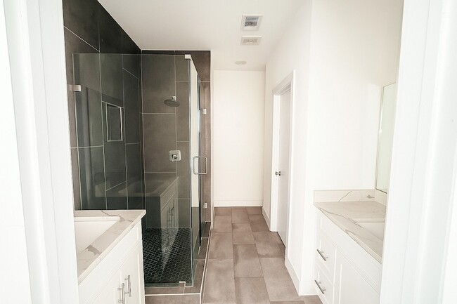 Building Photo - 1931 N Prairie Ave