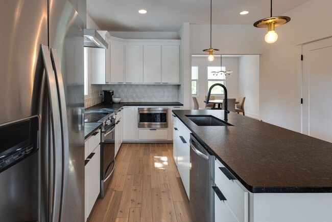 Building Photo - Great modern HPR with garage and view of the river!