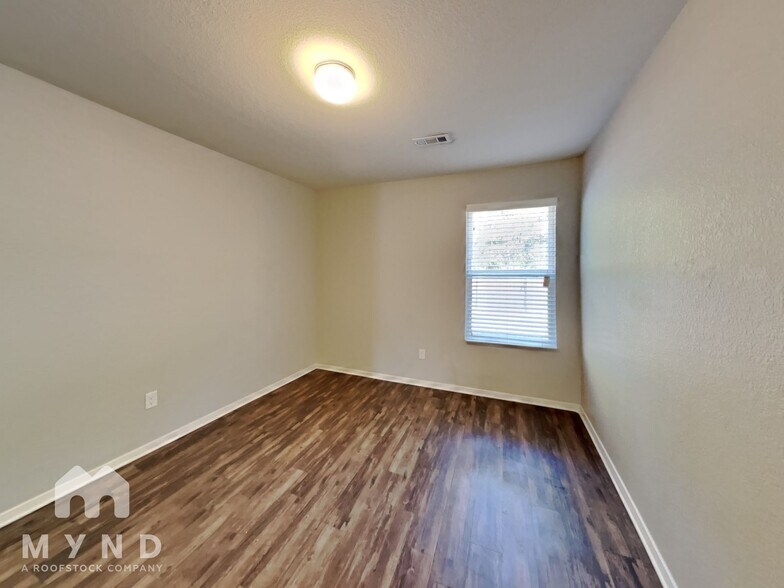 Building Photo - 9176 Pleasant Valley Dr
