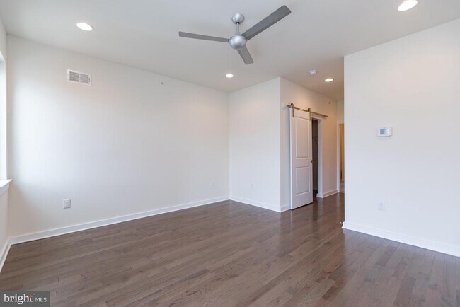 Building Photo - 1641 N Randolph St