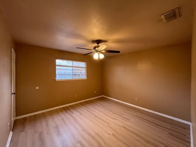 Building Photo - THREE BEDROOM 2 BATH HOUSE ON THE SOUTH SIDE