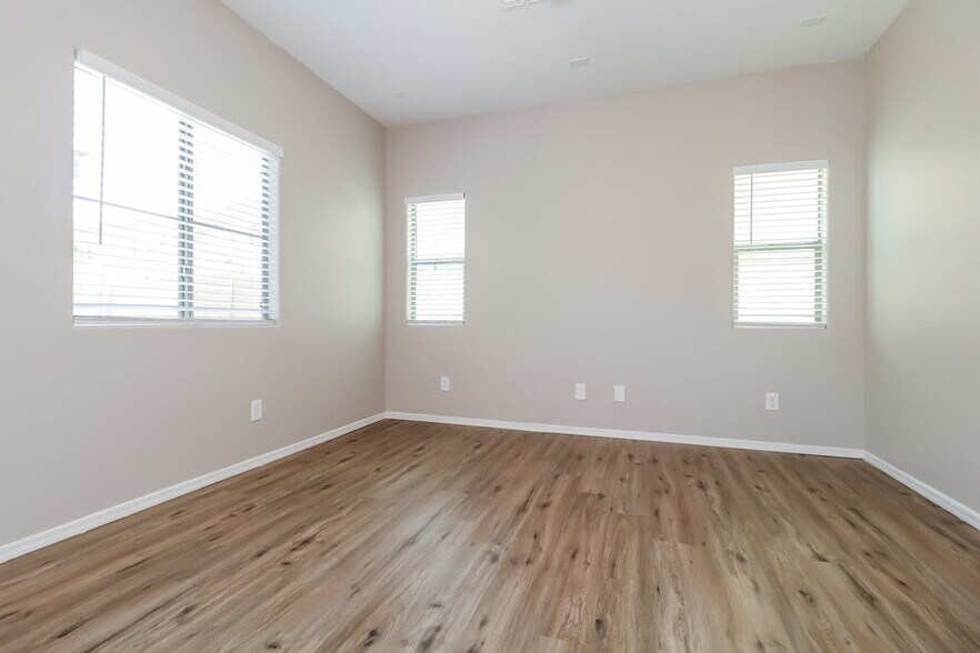 Building Photo - 14069 W Country Gables Dr