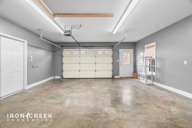 Building Photo - 8 Rose Briar Cir