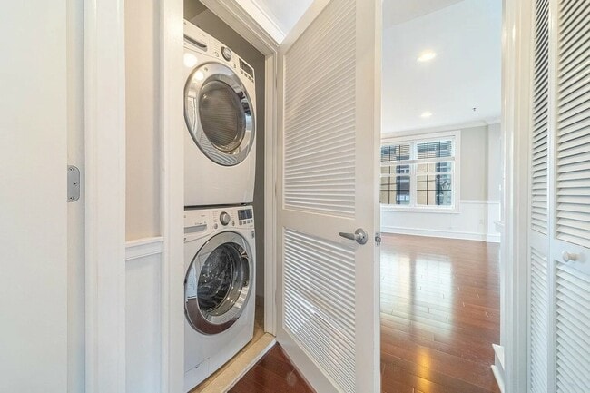 Building Photo - 830 Monroe St