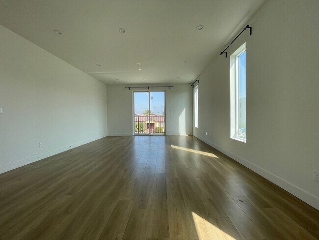 Building Photo - JUST COMPLETED MODERN TOWNHOMES! Never Liv...