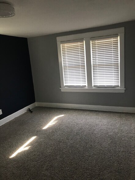 Main Bedroom - 984 Rondel Rd