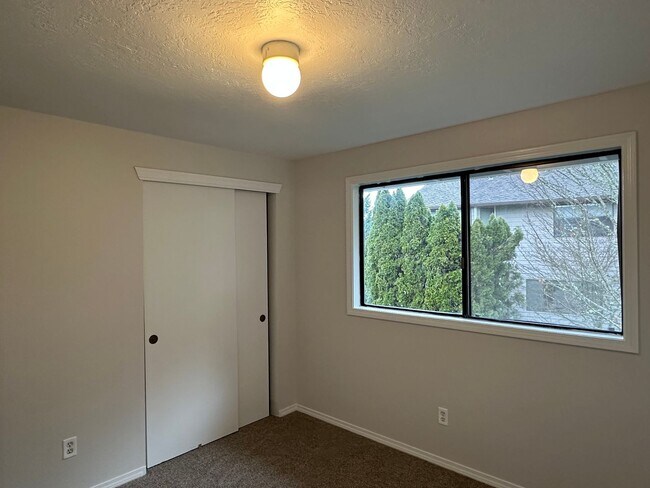 Building Photo - Beautiful 4BD Home | Fireplace, Fenced Backyard, Deck, Garage & A/C