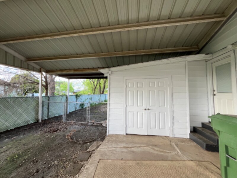 Building Photo - 102 E Pecan St