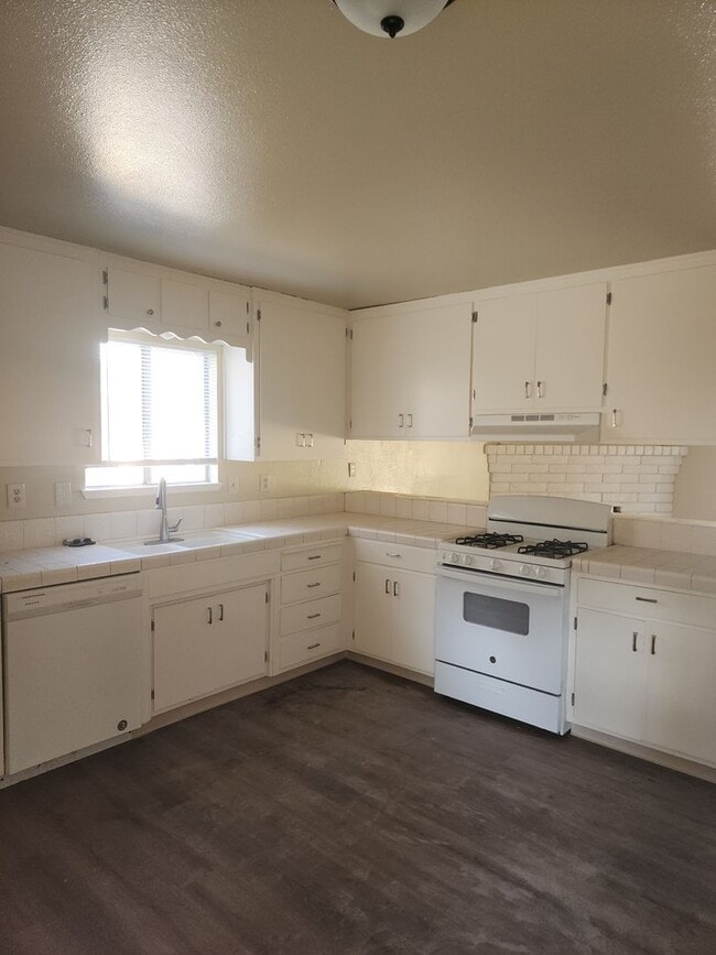 Building Photo - 3 Bedroom 2 Bathroom with Garage and Washe...