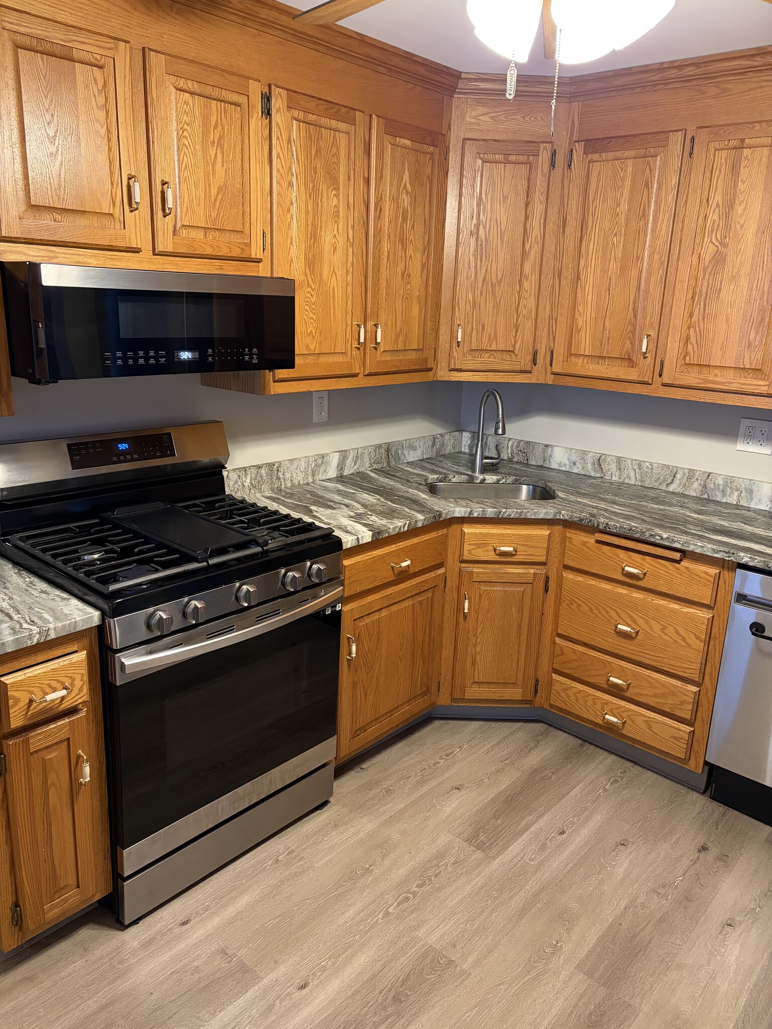 Building Photo - 65 Ingraham St