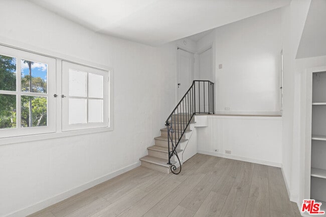 Building Photo - 808 Woodacres Rd