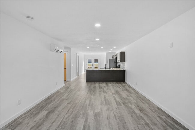 Building Photo - 423 W 3rd St