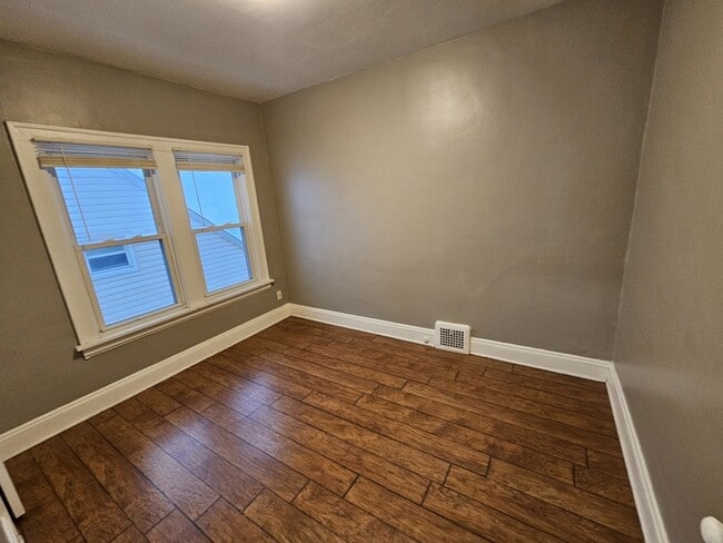 Building Photo - 4915 E 109th St