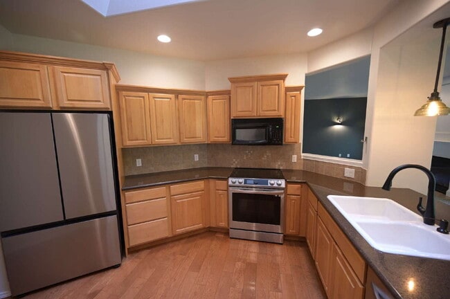 Building Photo - 2 bed plus office, 2 bathroom condo in Sun...