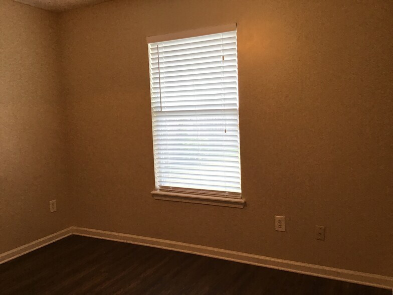 Building Photo - 2038 Belhaven Dr