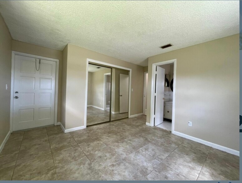 Building Photo - 4671 SW 66th Ave