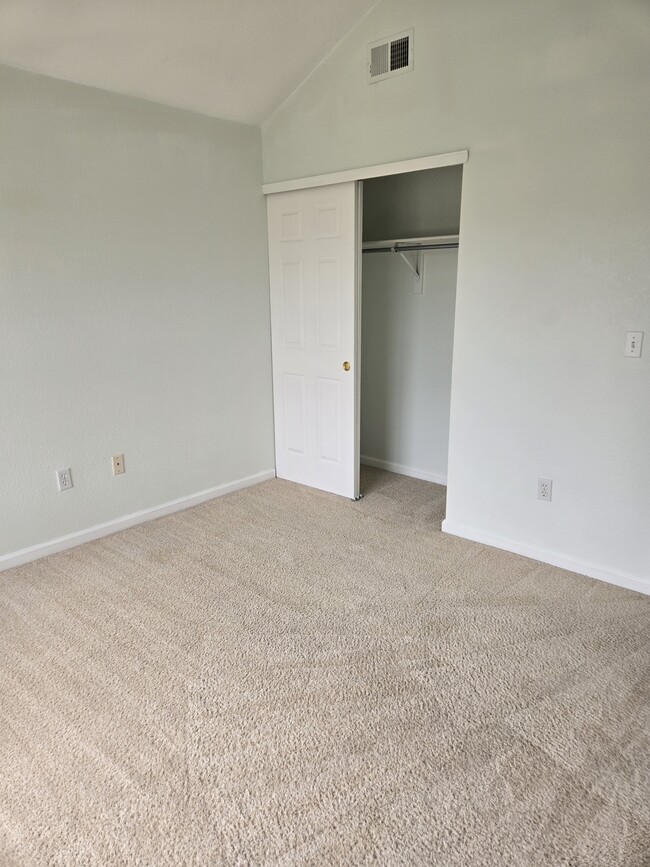 Building Photo - 5225 White Willow Dr