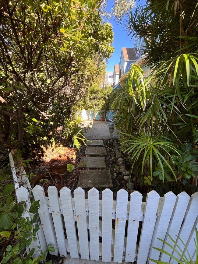 Building Photo - Mission Beach, 2 bedroom, 2 bathroom, with...