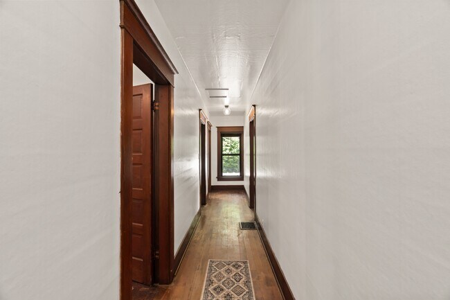 Building Photo - 709 Grand Ave