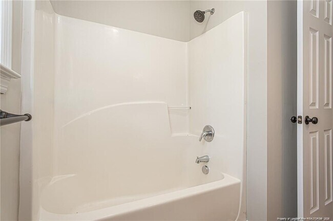 Building Photo - 402 Roundtree Dr