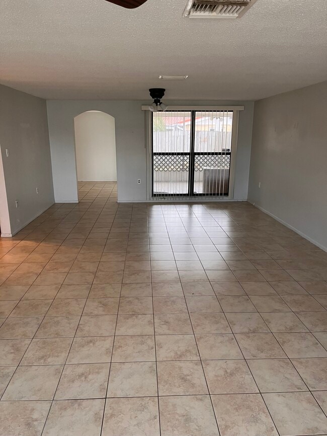 Building Photo - 7204 Brentwood Dr