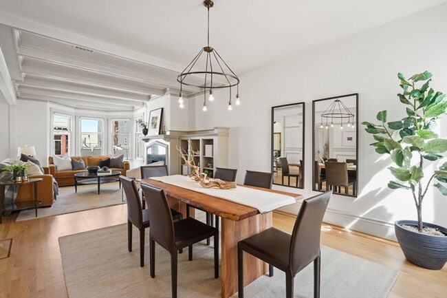 Building Photo - Gorgeous 4BR/2.5BA Nob Hill Home with Shar...