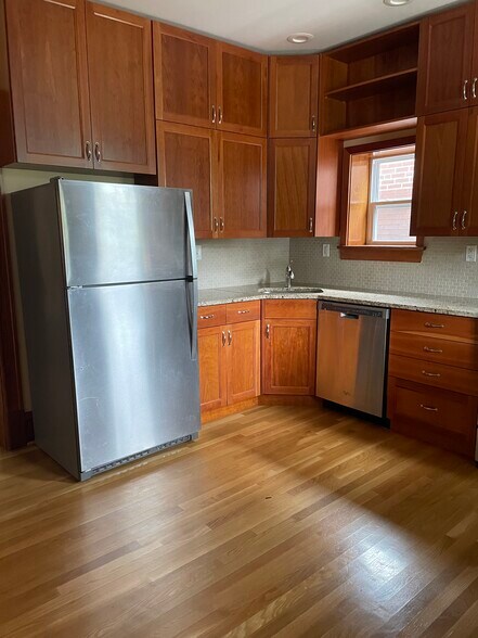 Kitchen (pic 1) - 6042 Pershing Ave