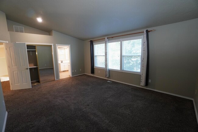 Building Photo - 2747 E Migratory Dr