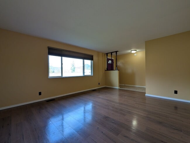 Building Photo - Great 4bed/1.5 bath home with bonus space and additonal storage