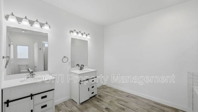 Building Photo - 895 E Mather St