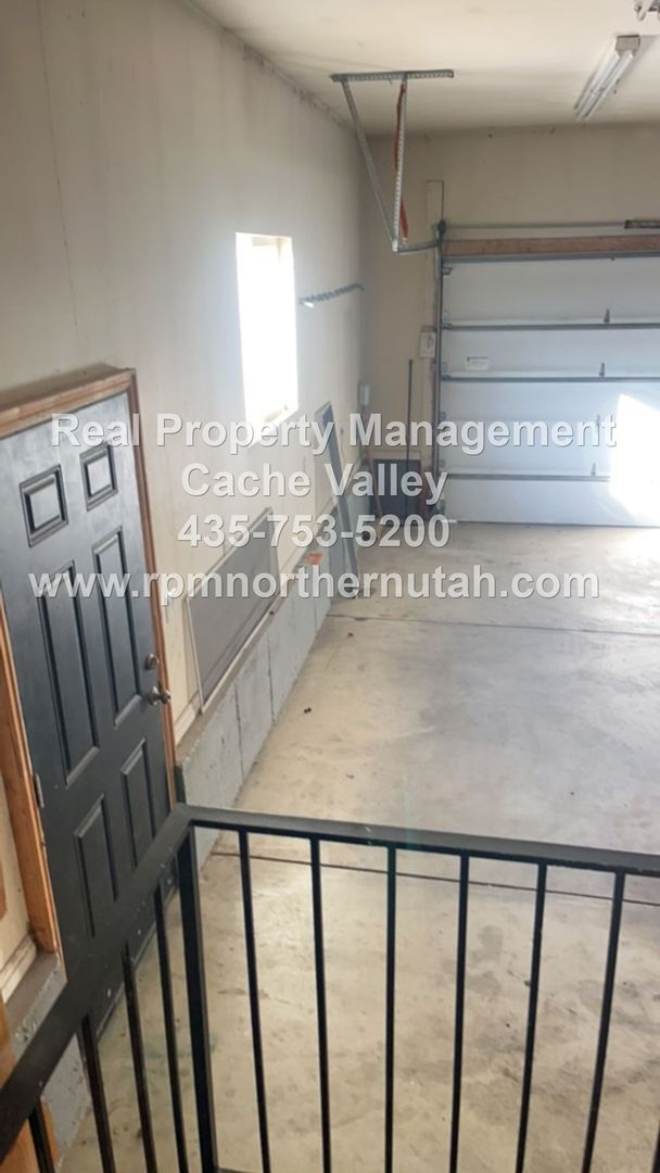 Building Photo - Beautiful 6 bedroom home available for immediate move in!