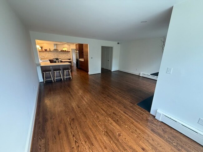 Building Photo - *DREAM LOCATION* 6BR Completely Renovated Duplex