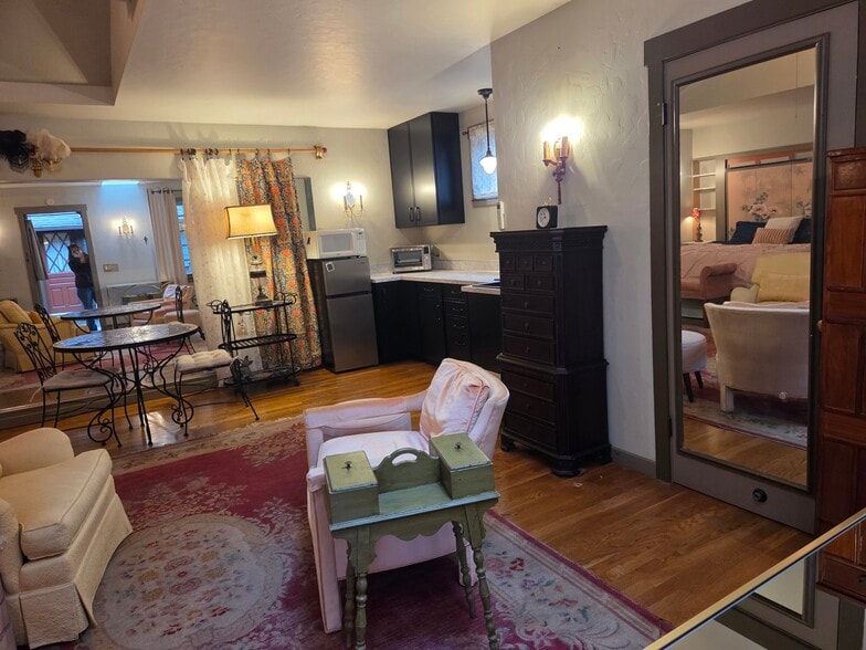 Studio - 1524 Brawne Ave NW