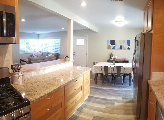 Building Photo - Immaculate 5 Bedroom 3 bath home with beautiful hill views!