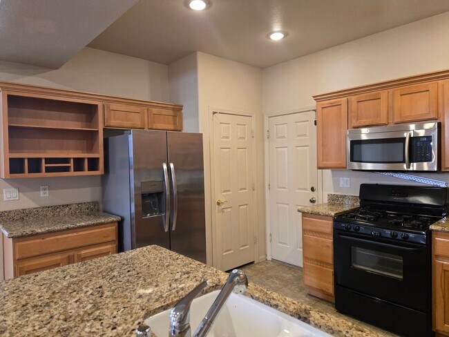 Building Photo - Mountain Edge