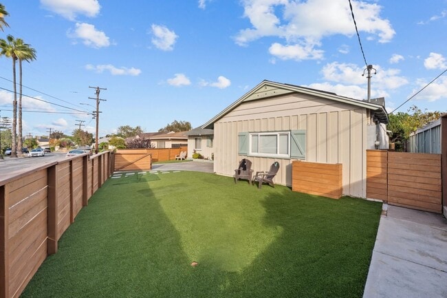 Building Photo - Semi furnished!