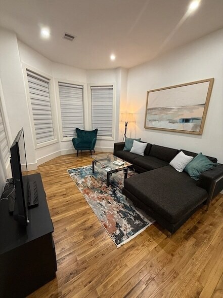 Building Photo - 120 Regent St